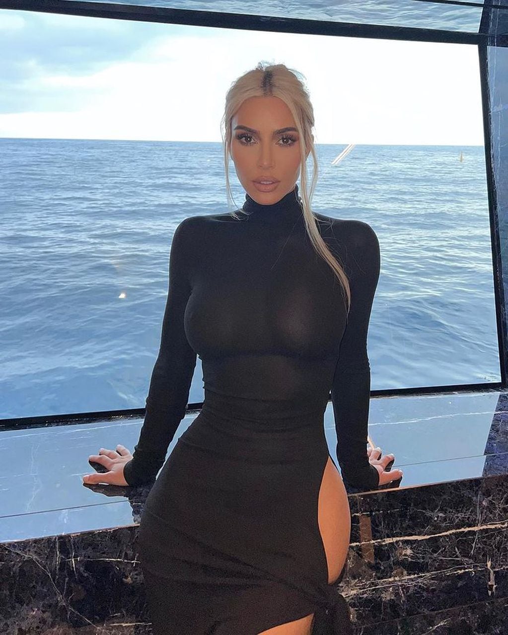 Kim Kardashian posó desde un barco.