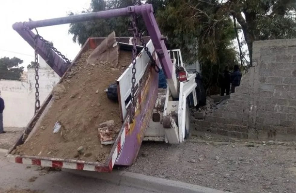 Un camión quedó sobre dos ruedas y chocó contra un paredón