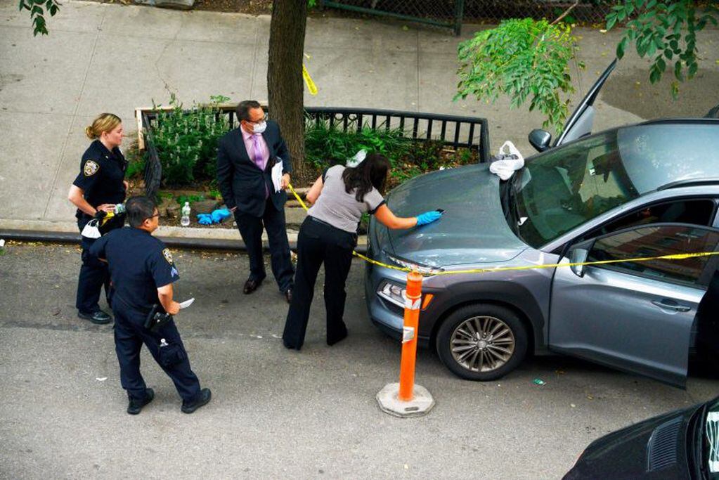 La policía sacó un cuerpo de un automóvil estacionado en el East Village y estimó que había estado allí dos días. En realidad fue mucho más tiempo. Credito: Bob Krasner.