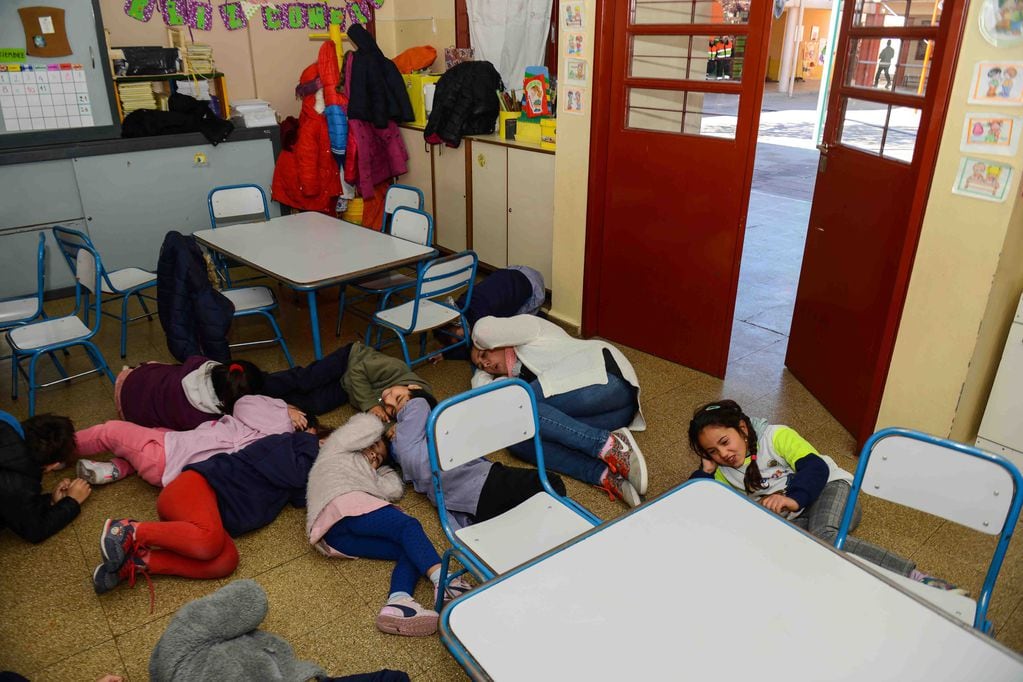 Simulacro de sismo en la Escuela Luisa Carrera de Guaymallén. Asistió el Director de Defensa Civil, Daniel Burrieza.