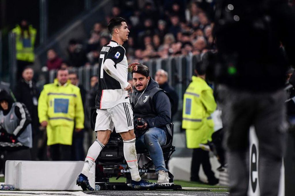 Cristiano Ronaldo abandonó el campo de juego tras ser reemplazado. (AFP)