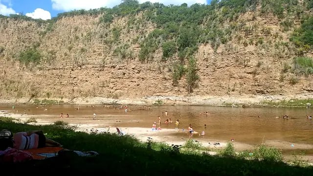A la vera del río en Bialet Massé, a unos 18 kilómetros de Villa Carlos Paz.