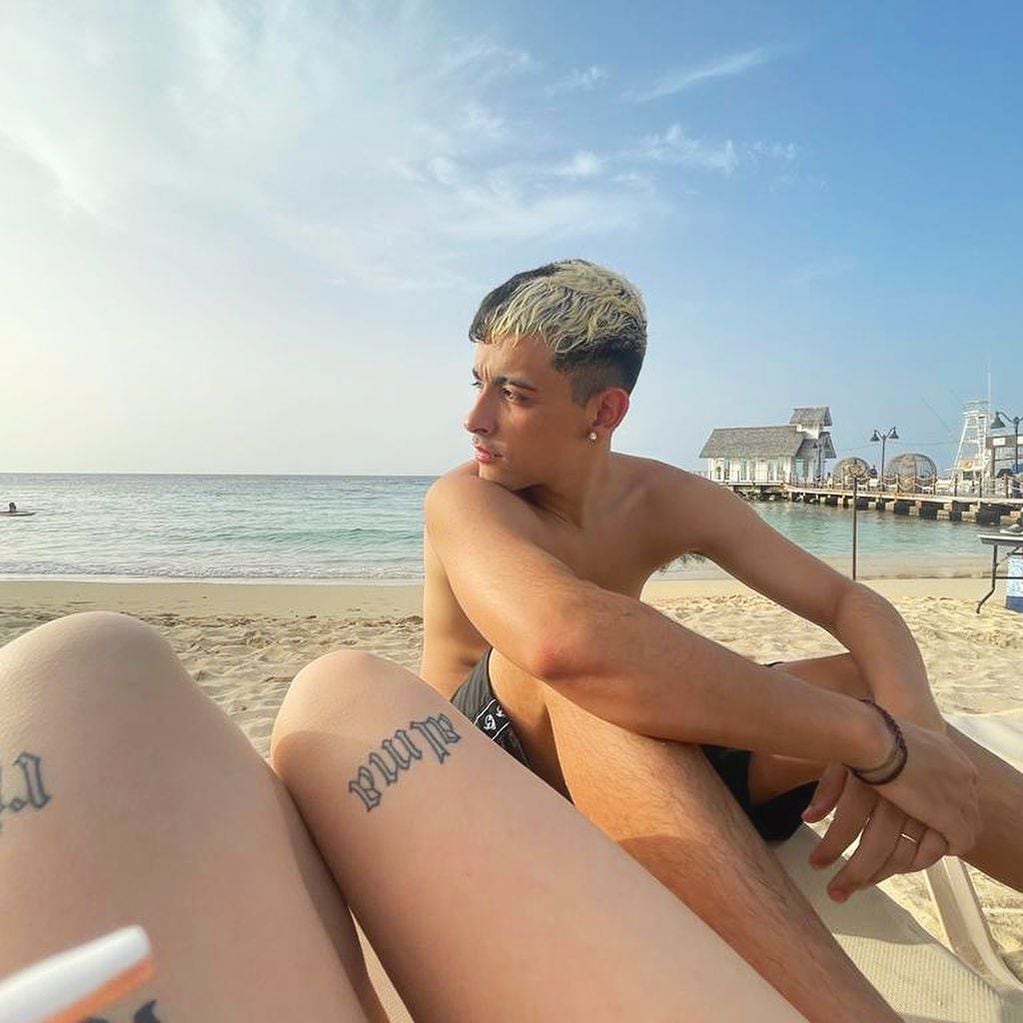 La cantante se tiró a tomar sol en bikini con su novio al lado.