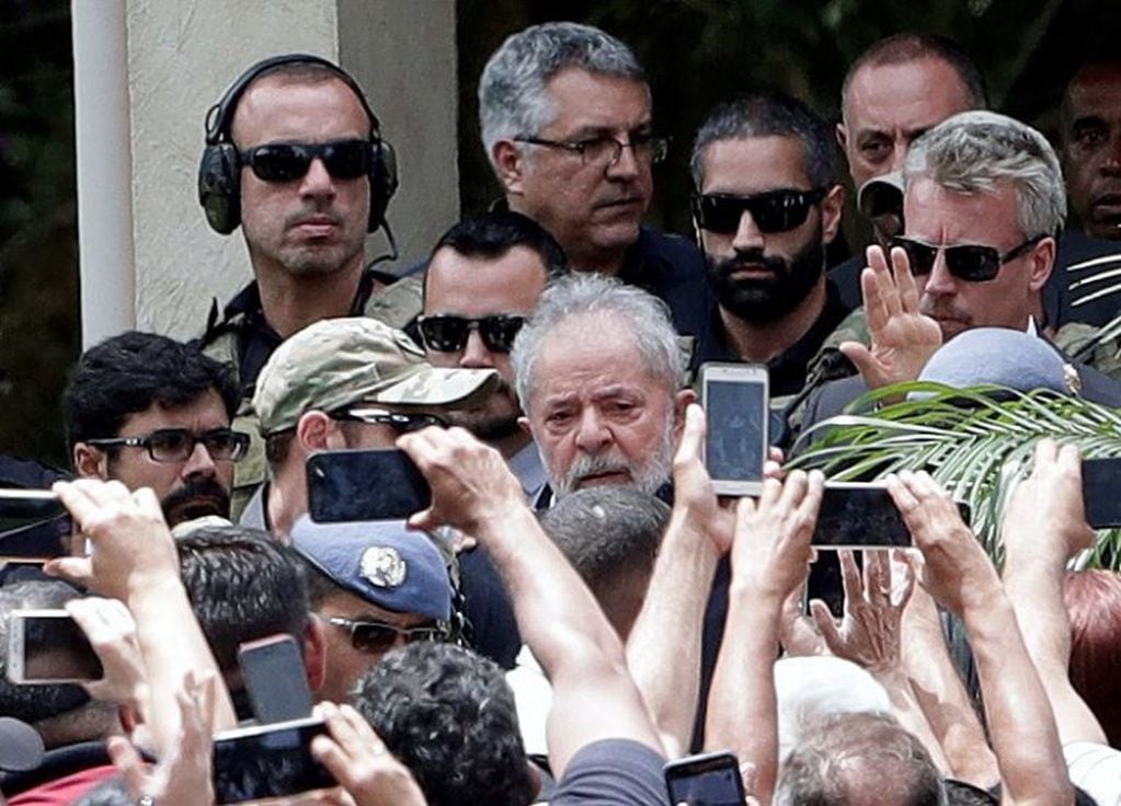 El expresidente brasileño Luiz Inácio Lula da Silva sale este sábado tras asistir al funeral de su nieto Arthur Araujo Lula da Silva en Sao Bernardo do Campo (Foto: EFE/ Fernando Bizerra)