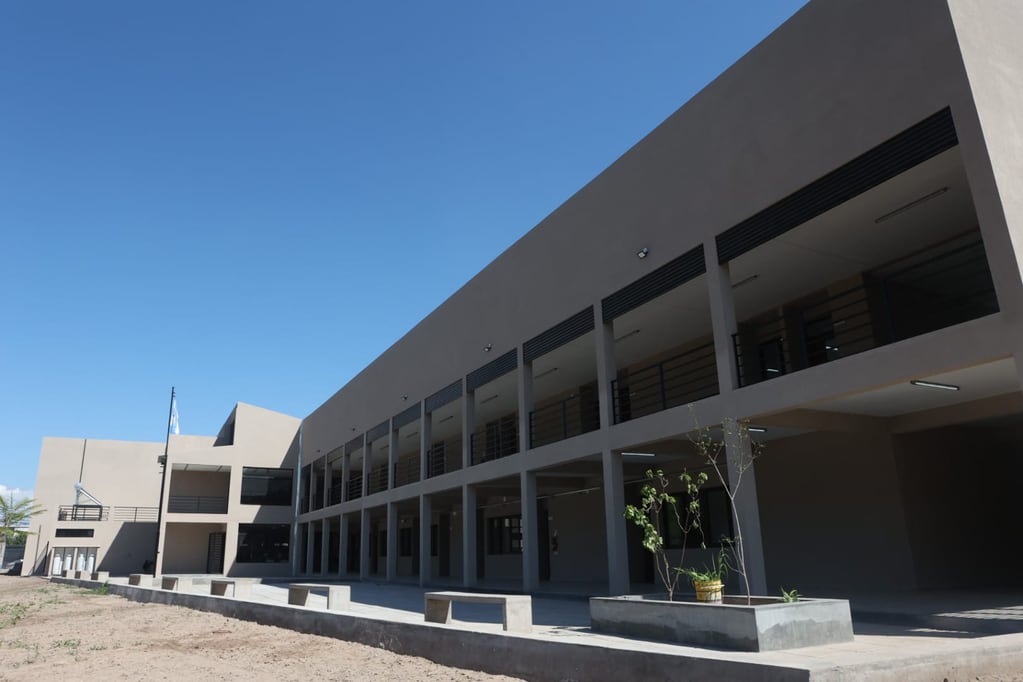 Imponente imagen del Colegio Secundario N° 41de Santo Domingo, Jujuy, inaugurado  en coincidencia con el inicio del ciclo lectivo 2023.