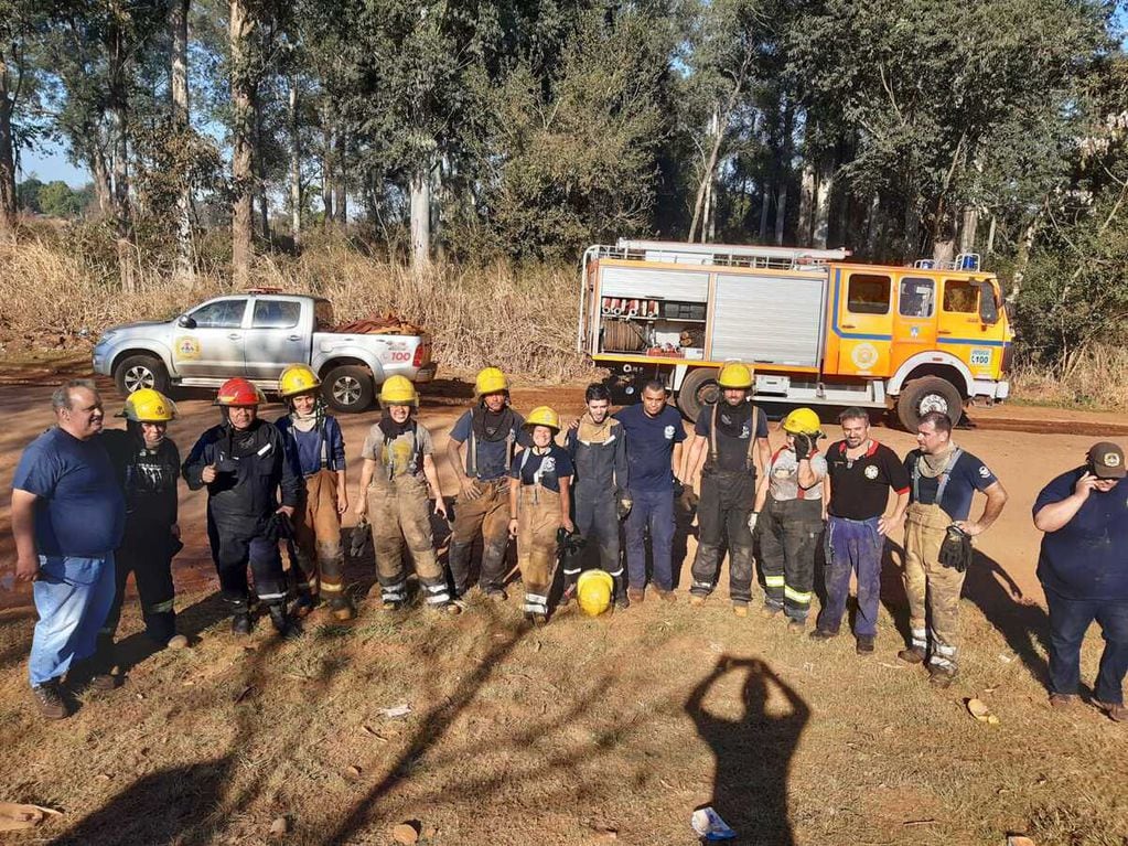 Los bomberos que intervinieron para sofocar las llamas.