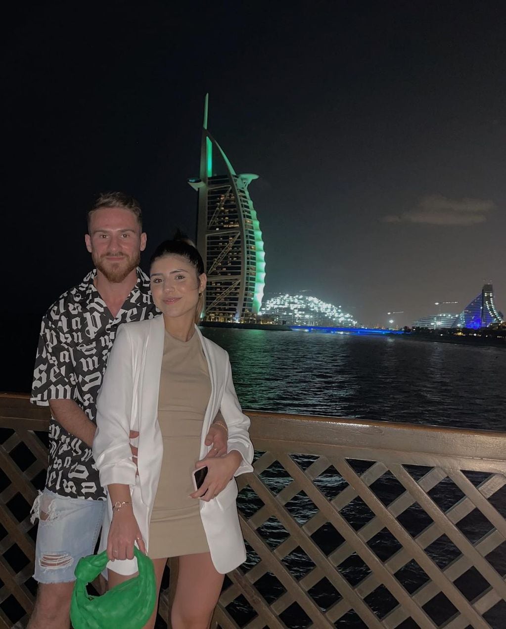 Alexis Mac Allister y Camila Mayan en Dubai.