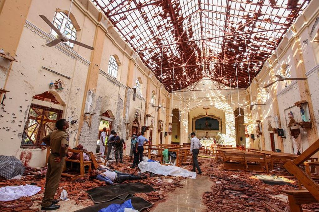 Destrozos y gente herida en el interior de la iglesia San Sebastián de Negombo, situada al norte de la capital de Colombo. (AP)