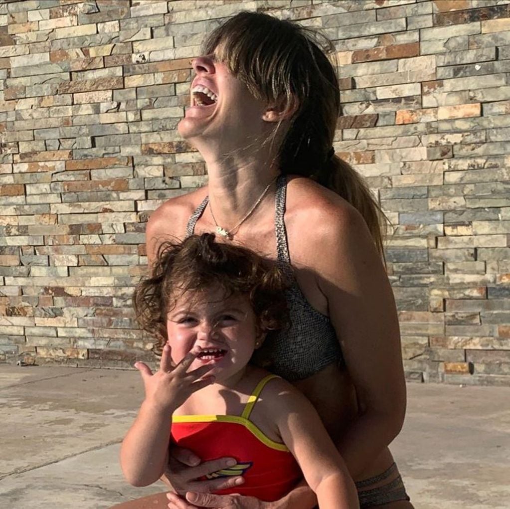 Isabel Macedo con su hija.