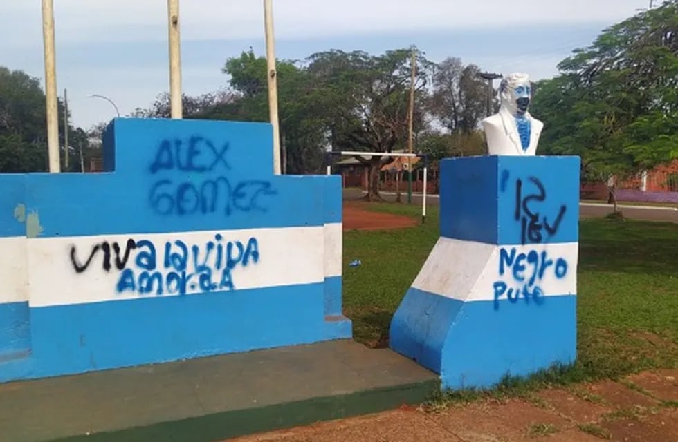 Vandalismo en la Plaza Manuel Belgrano de Puerto Iguazú.