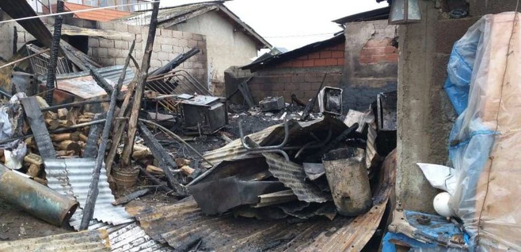 Una familia perdió todo en un incendio que consumió su hogar.