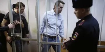  Alexei Navalny y su hermano, durante el juicio por malversación.