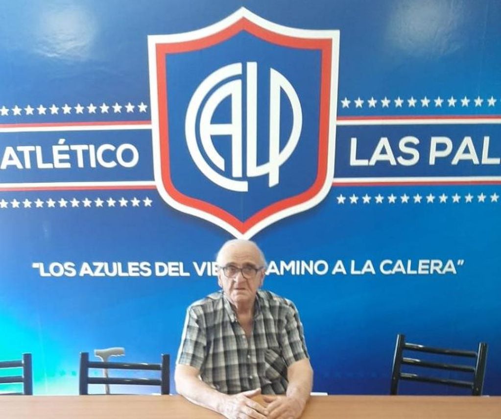 Los Azules del Viejo Camino a La Calera.... El club cumplirá el 9 de noviembre 87 años. Hugo Chiatti tiene 77, y desde los 17 es dirigente. Firme, en la remozada secretaría de la institución.