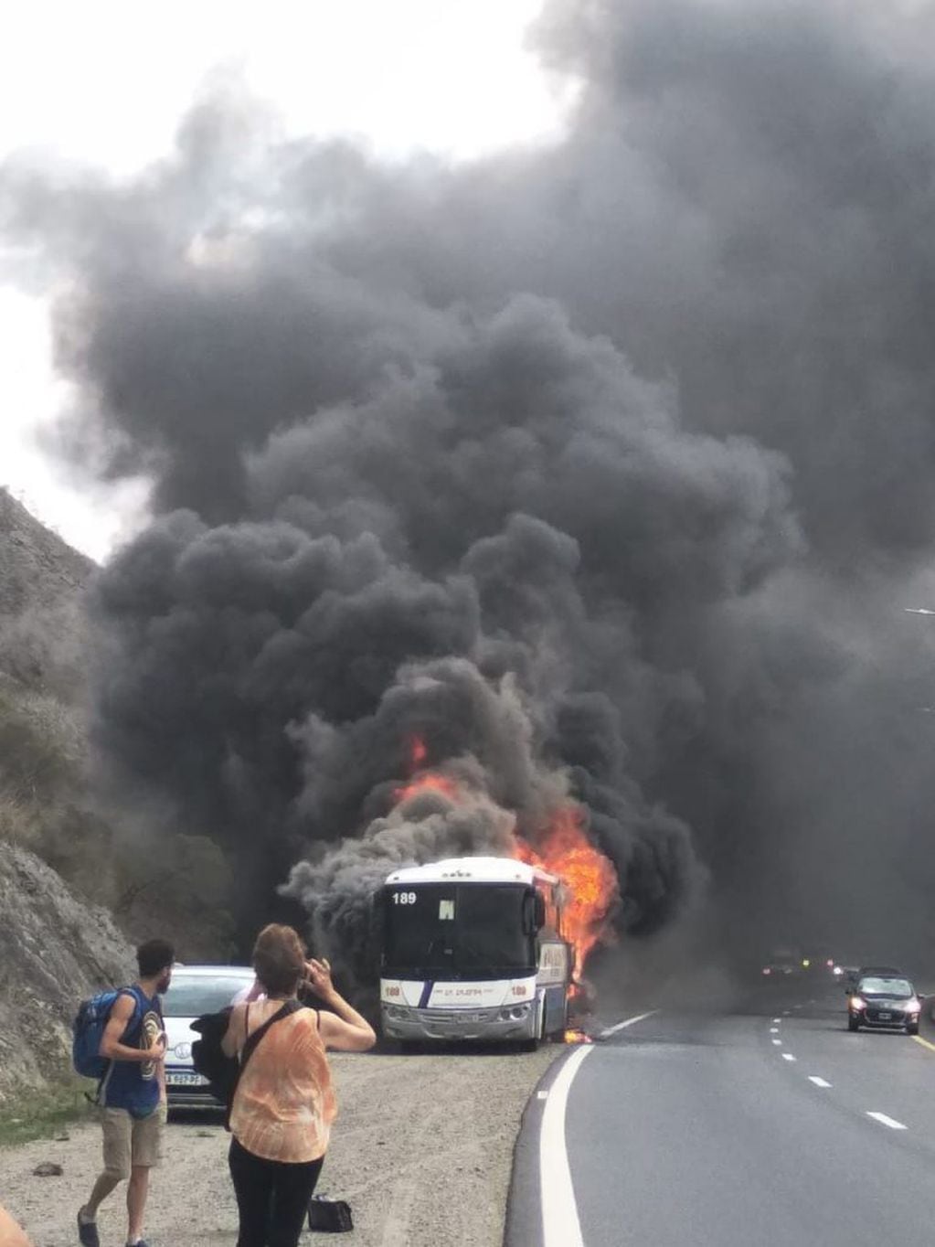 Así se incendiaba el colectivo de La Calera en plena ruta.