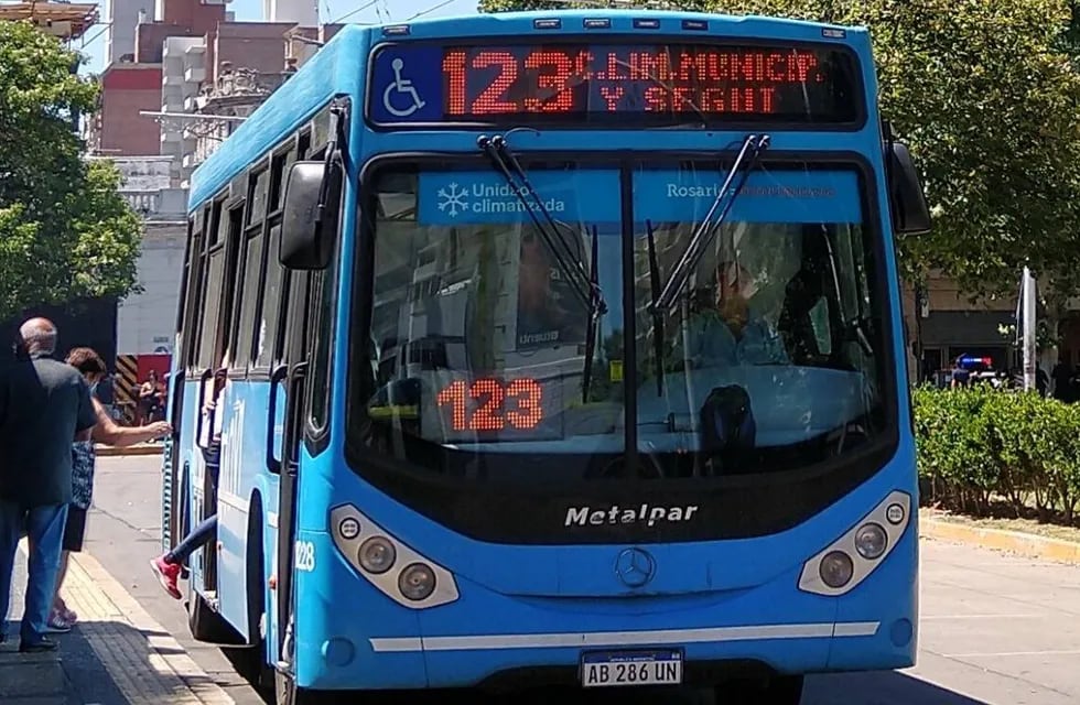 Colectivo de la línea 123 para en el centro de Rosario.