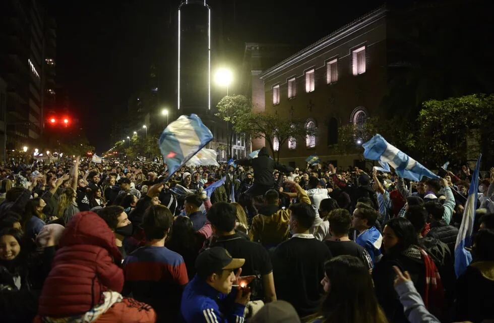 Festejos en el Patio Olmos, locura por la Copa América
 (Facundo Luque).