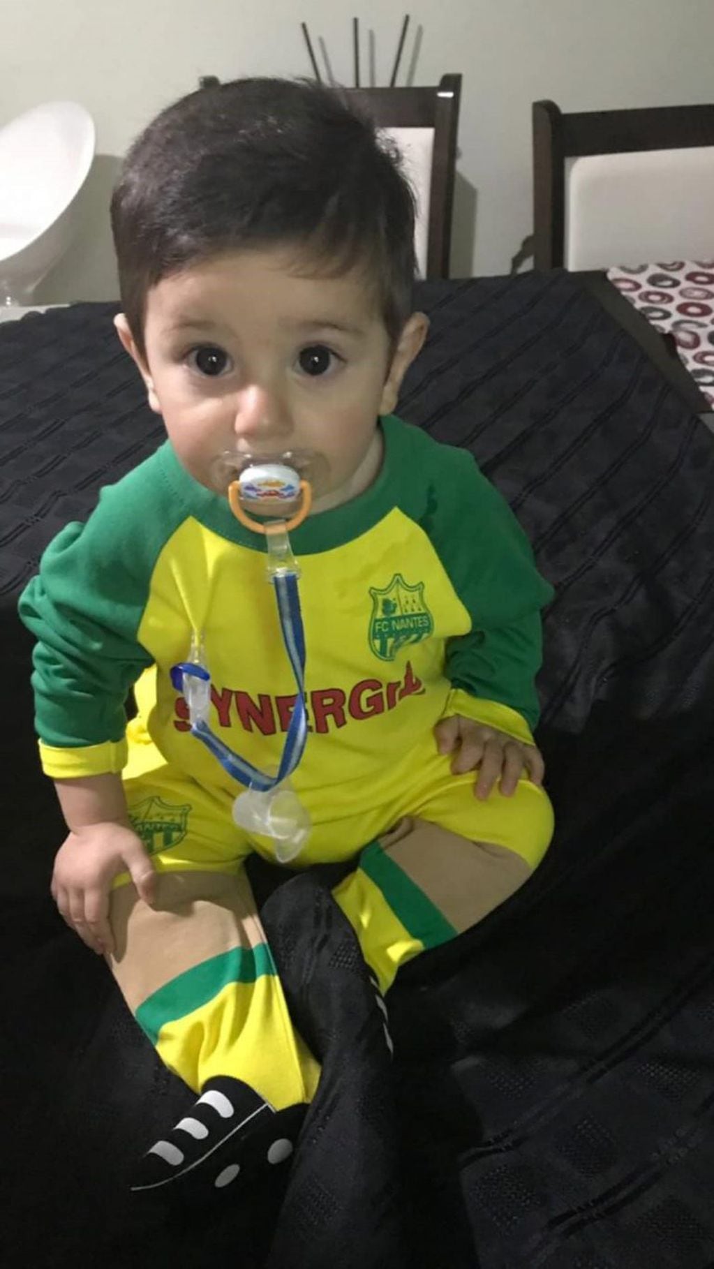 Romina Sala compartió imágenes de su hijo vestido con los colores del Nantes. (@salaromina)