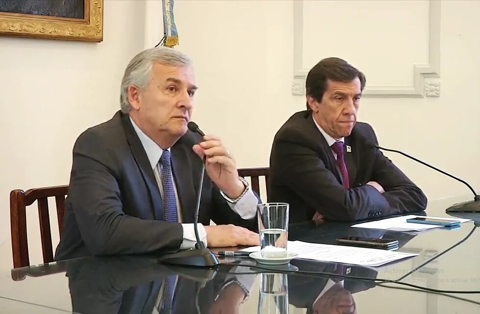 El gobernador Gerardo Morales y el ministro Carlos Sadir en conferencia de prensa anunciando el pago de un bono extra a trabajadores públicos de Jujuy.
