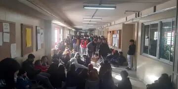 Salsipuedes. Manifestación de estudiantes en el colegio.