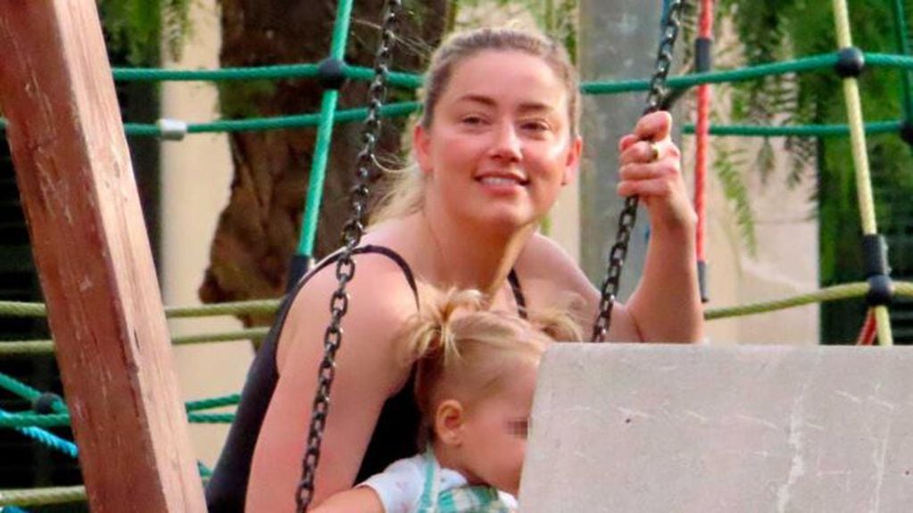 Amber Heard con su hija en España