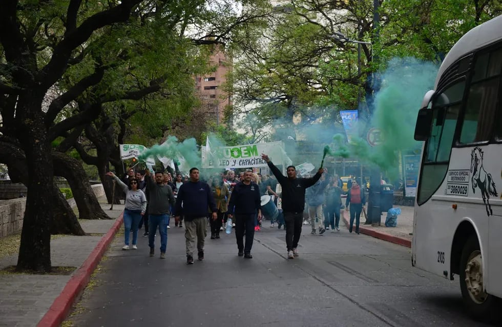 Los municipales protestan este miércoles en Córdoba y provocan graves inconvenientes en el tránsito. (Nicolás Bravo / La Voz)