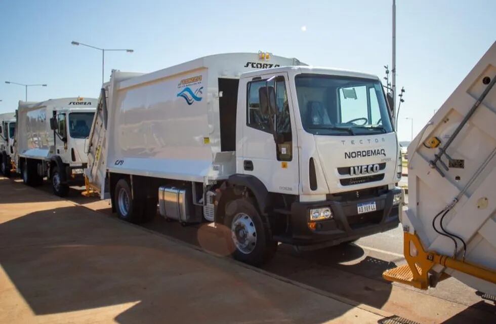 El gobierno provincial entregó dos camiones compactadores al municipio