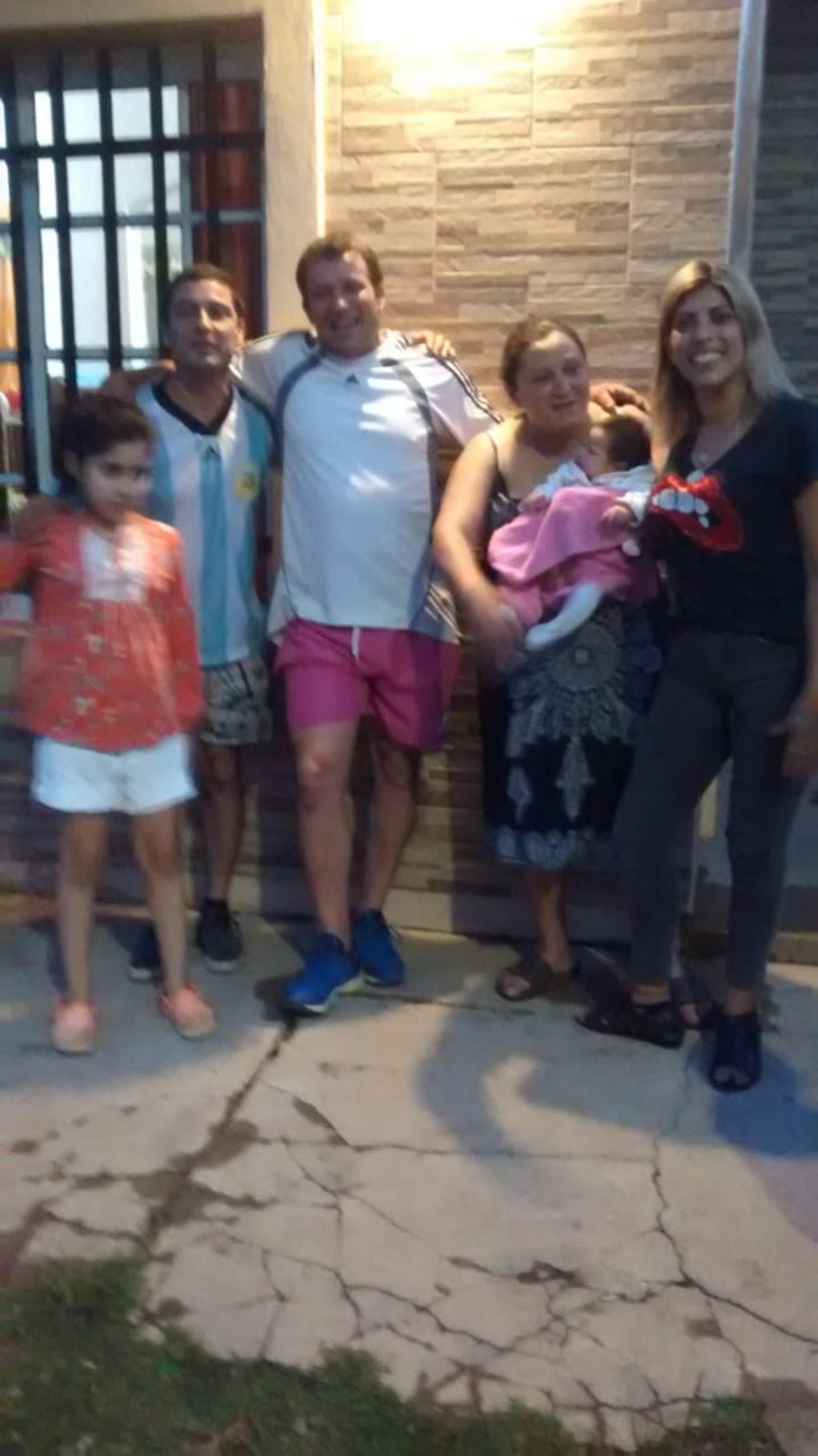 Diego junto a Catalina y parte de su familia en Corral de Bustos.