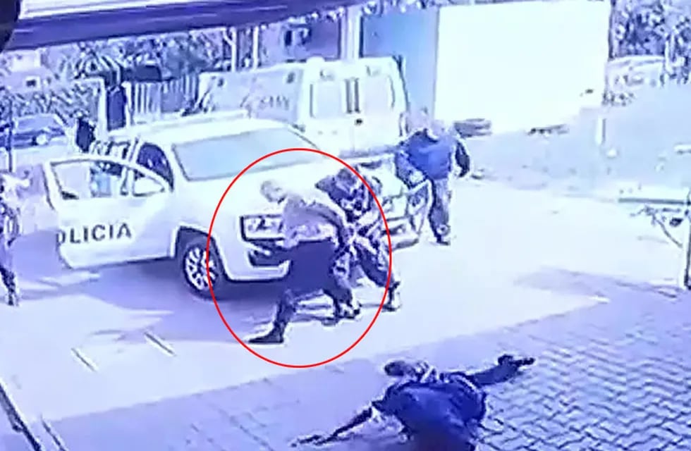 El momento en el que el detenido le roba el arma al policía y dispara