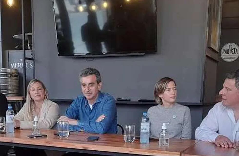 Florencio Randazzo junto a los candidatos azuleños