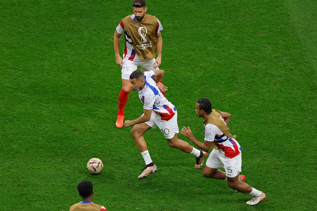 Kylian Mbappé golpeó por accidente a un hincha francés.