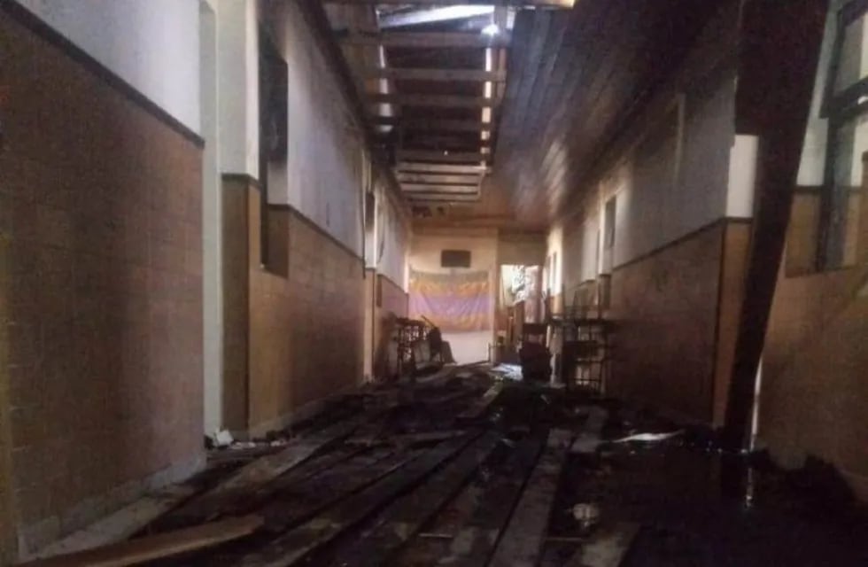 El fuego destruyó aulas, baños y el techo (Web)