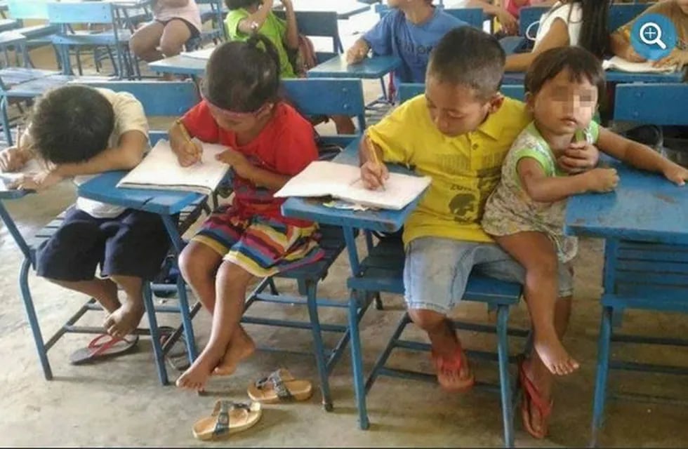 Niño filipino lleva a su hermanita a la escuela