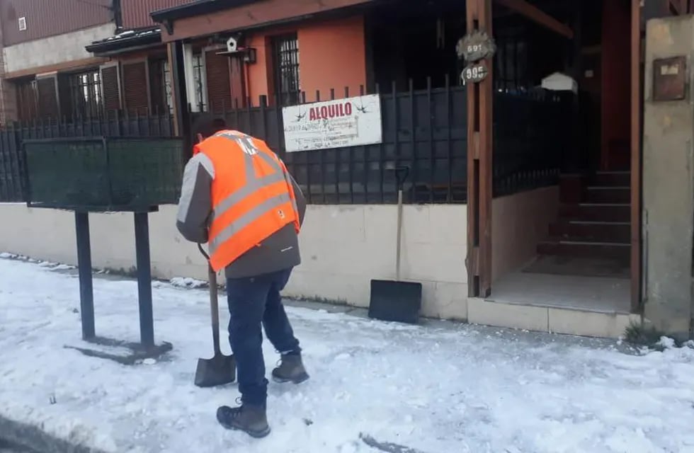 La Municipalidad y el PAMI realizaron limpieza de veredas de adultos mayores