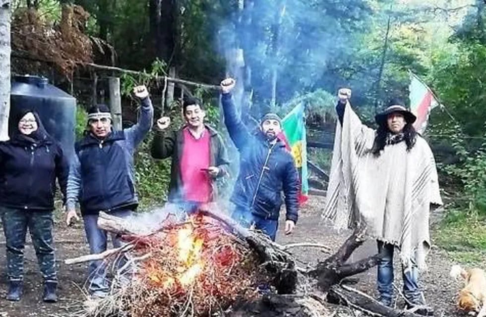 Mapuches toman tierras en Villa La Angostura y denuncian el desmonte de un \