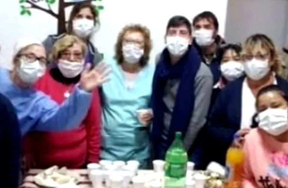 Indignación en Elortondo por un festejo en el hospital sin distanciamiento social en plena pandemia. (Captura de pantalla)