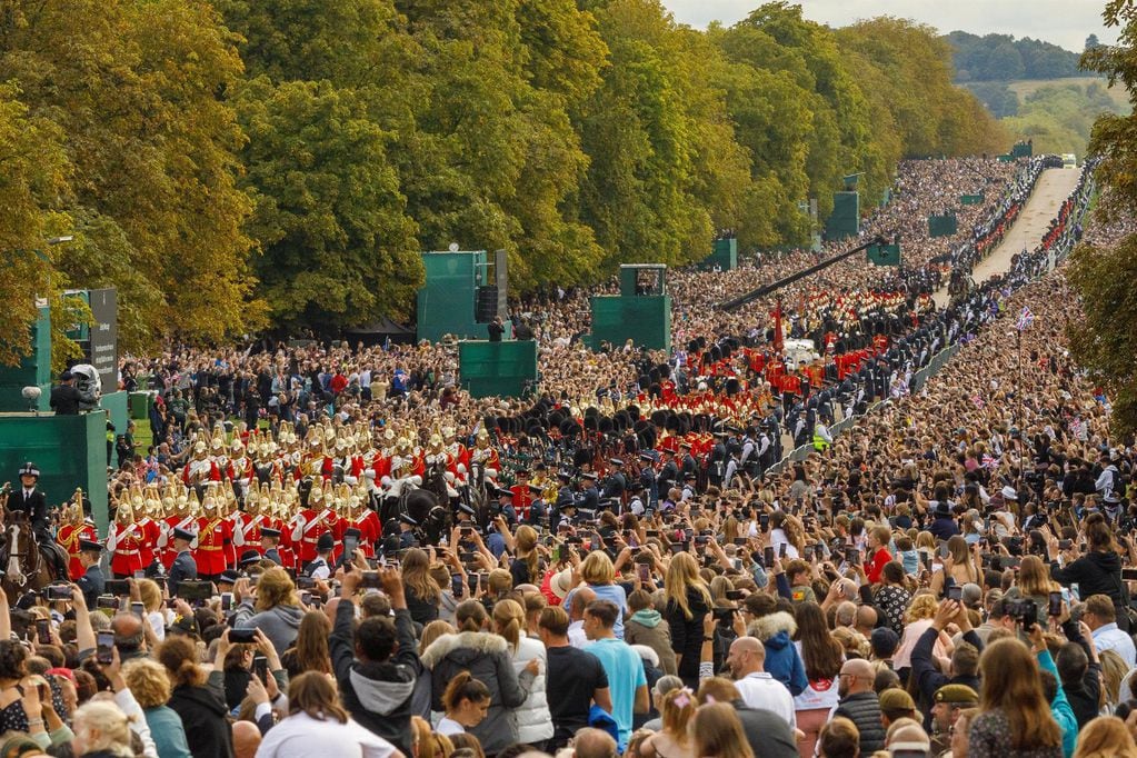 Una multitud de británicos que reunió en las calles de Londres para despedir a una reina. EFE