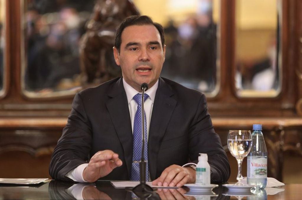 Gustavo Valdés calificó como "contradictorio" al DNU presidencial.