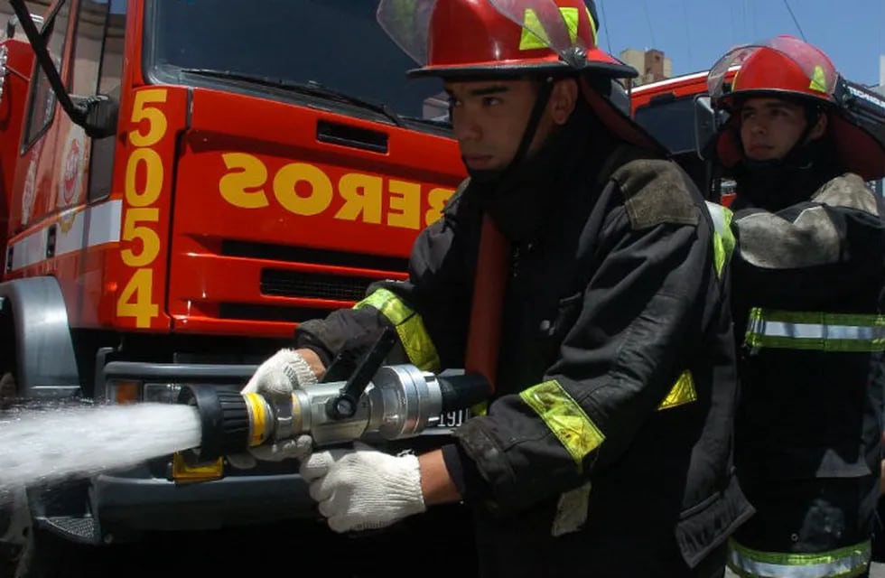 Bomberos combaten un incendio. (Foto ilustrativa)