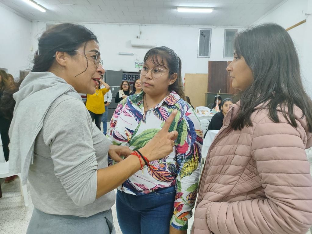 "Hemos sido escuchadas por la candidata a vicegobernadora Carolina Moisés, y nos ha llenado de muchas expectativas", dijo Karina Villada, una de las docentes asistentes a la reunión.