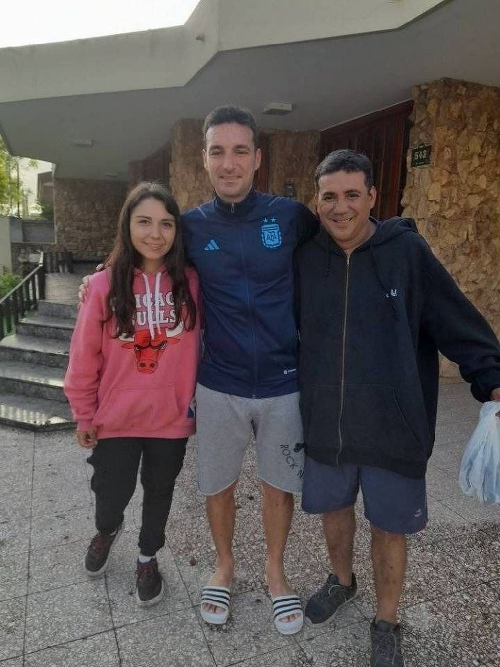 Flavio Sosa y su novia Estrellale regalaron la camiseta de Atlético Argentino a Lionel Scaloni en Pujato.
