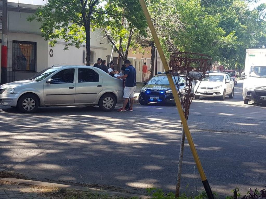 El remis trucho escapó de un control en Montevideo y Liniers y pudo ser interceptado por la policía en Chubut al 5700. (Min. Seguridad)