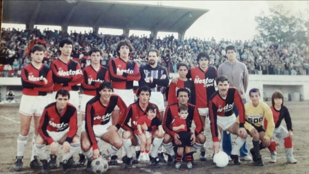 Una de las formaciones de Sporting campeón 1990. Arriba Garcés, Luna, Arrieta, Faur, Bonifazzi, Posado, Abajo: García, Wentland, Kate Fernández, Morante, Pereyra.