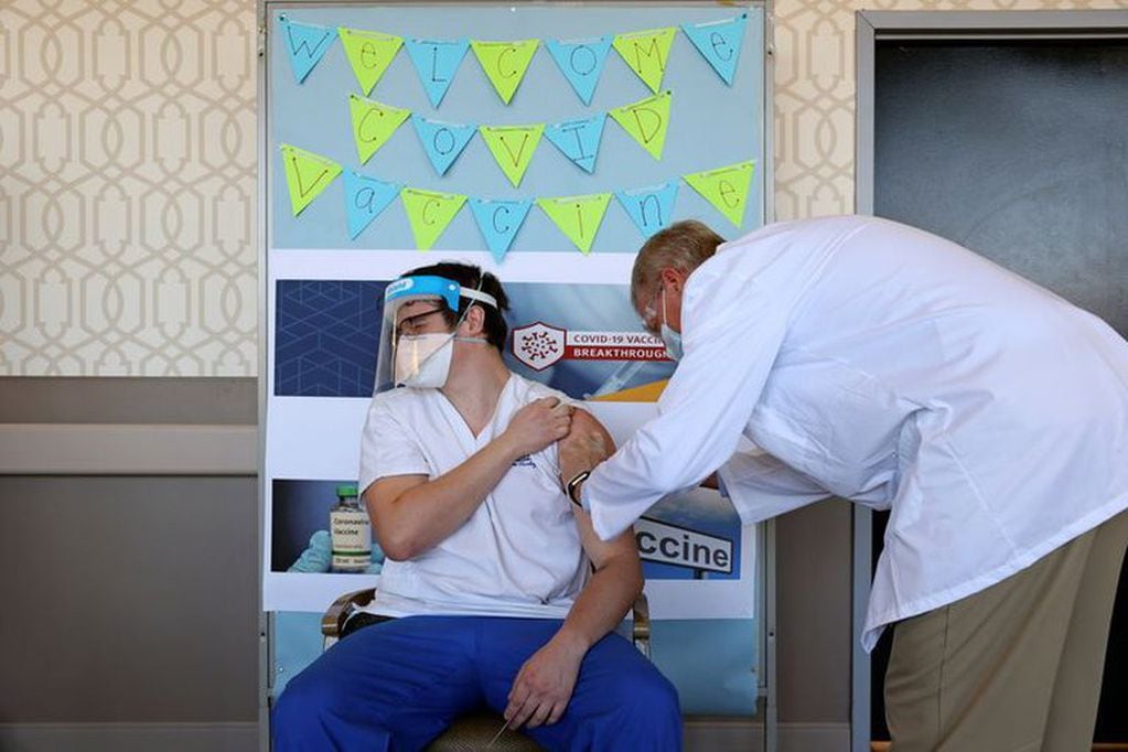 Para la primera dosis, la aplicación de la vacuna funciona por medio de un sistema de citas por Internet. Foto: REUTERS/Juan Medina