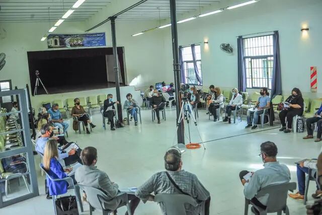 Reunión entre vecinos, ambientalistas y el municipio de Paraná ante el conflicto de Bulevar Racedo. Escuela Bavio, 28 de marzo.