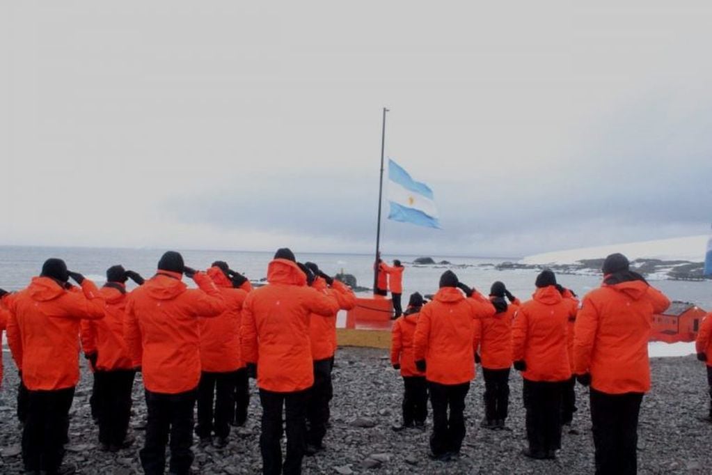 Argentina hace Patria en el continente blanco. Como país bicontinental, las tareas científicas y logísticas se llevan ininterrumpidamente desde 1094. La mayoría de las Bases tienen presencia de personal de Ejército.