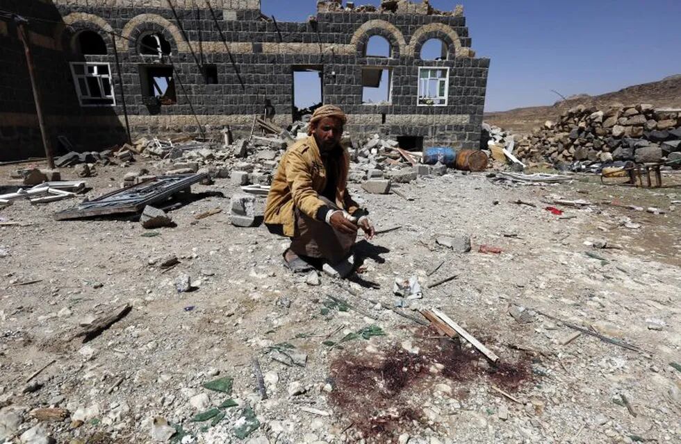 YEM31 SANu00c1 (YEMEN) 16/02/2017.- Yemenís inspeccionan una casa destruida, despuu00e9s de que un ataque au00e9reo de la coalición u00e1rabe liderada por Arabia Saudí, durante un funeral en Sanu00e1, Yemen, hoy, 16 de febrero de 2017. El nu00famero de muertos causados por dos b