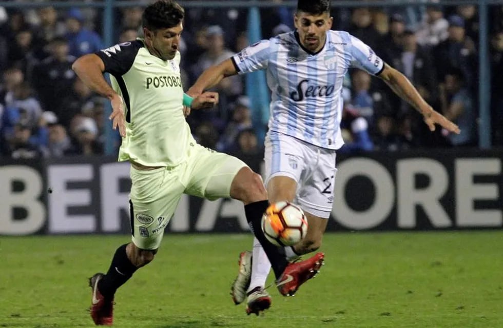 Argentina's Atletico Tucuman player Leandro Diaz (R) vies for the ball with Colombia's Atletico Nacional Diego Braghieri, during the Copa Libertadores 2018 football match, held at the Jose Fierro stadium in Tucuman, Argentina on August 09, 2018. (Photo by Walter Monteros / AFP) tucuman  campeonato torneo copa libertadores 2018 futbol futbolistas partido atletico de tucuman nacional