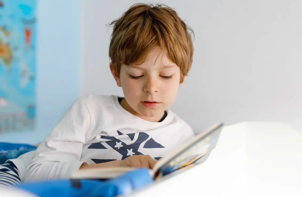 salud rumbos niño leyendo 
leer