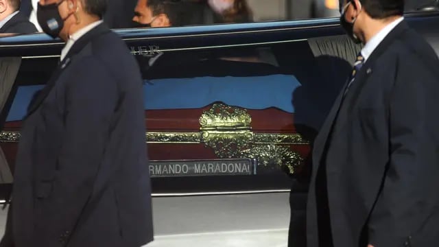 Trasladan los restos de Diego Maradona al cementerio de Bella Vista.