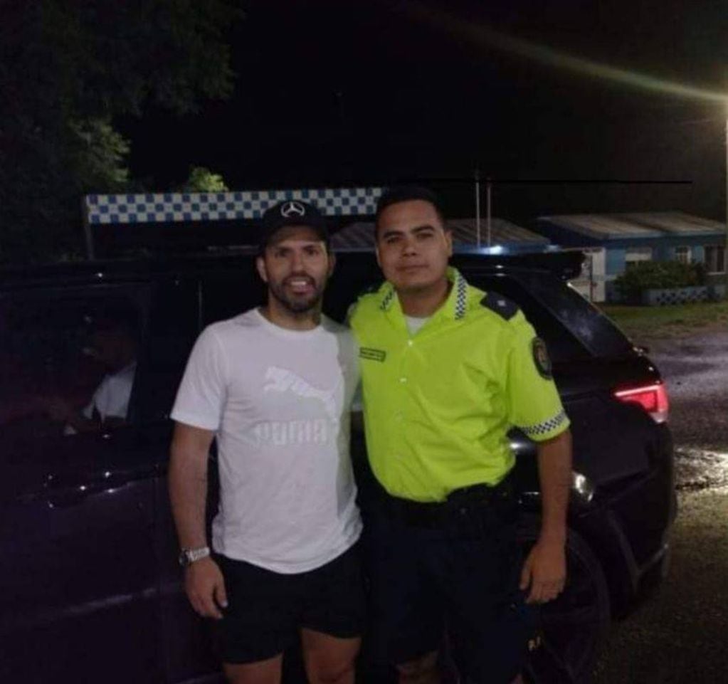 Sergio "Kun" Agüero se sacó fotos con personal policial de Entre Ríos cuando iba camino a Corrientes a pescar con amigos.